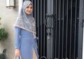 Bergaya Sok Keren Sambil Telepon, Shireen Sungkar Tampil Modis Pakai Rok Plisket Sambil Bawa Tas Mewah Harga Fantastis!