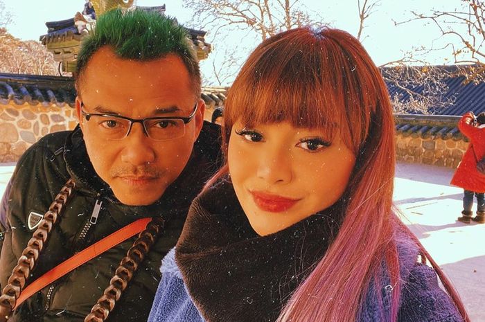 Aurel Hermansyah Unggah Foto Bareng Anang dengan Rambut Hijaunya di