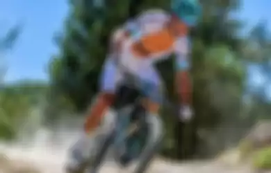 Ilustrasi bersepeda di gunung atau downhill.