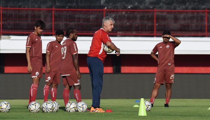 Pelatih Persija Jakarta, Ivan Kolev, saat memimpin official training di Stadion Kapten I Wayan Dipta, Gianyar, Bali, Kamis (25/4/2019).