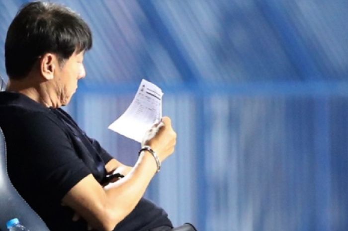 Shin Tae-yong (STY) mengamati line-up Timnas U-23 Indonesia.