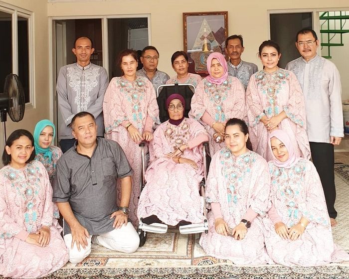 Potret Lebaran Mayangsari bersama keluarga besar di Purwokerto