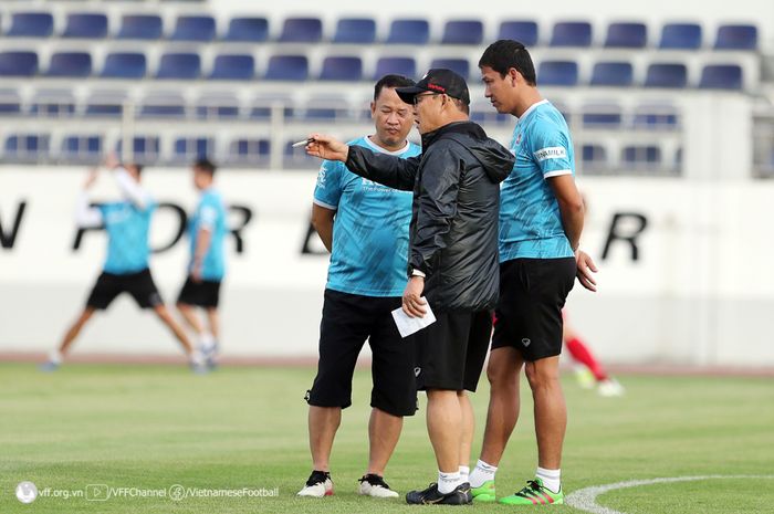 Pelatih timnas Vietnam, Park Hang-seo saat memimpin latihan.