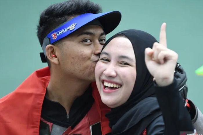 Pasangan kekasih atlet tembak Indonesia, Fathur Gustafian dan Dewi Laila Mubarokah usai meraih medali emas pada SEA Games 2021.