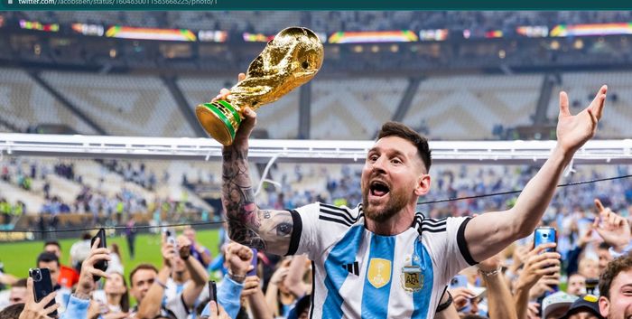 Lionel Messi, yang membawa trofi Piala Dunia, tampak dibopong dan dielu-elukan pasca-pertandingan final Piala Dunia 2022. 