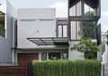 Ikonik Banget, Begini Isi Rumah Berlimpah Cahaya 109 M yang Gunakan Jembatan Penghubung di Dalamnya