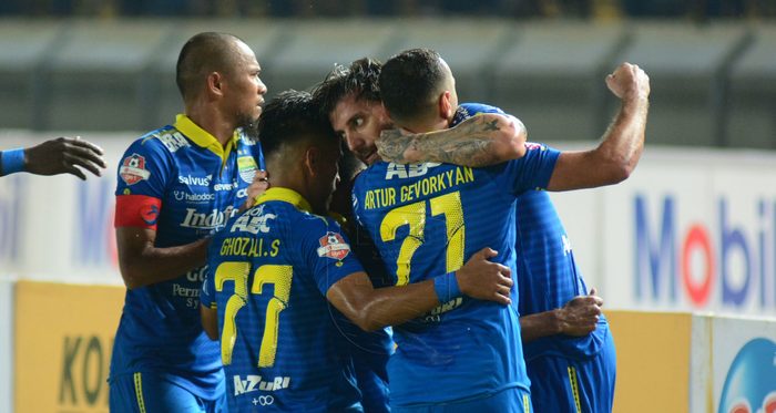 Pemain Persib Bandung merayakan gol yang dicetak Bojan Malisic ke gawang Tira-Persikabo pada pekan kedua Liga 1 2019.