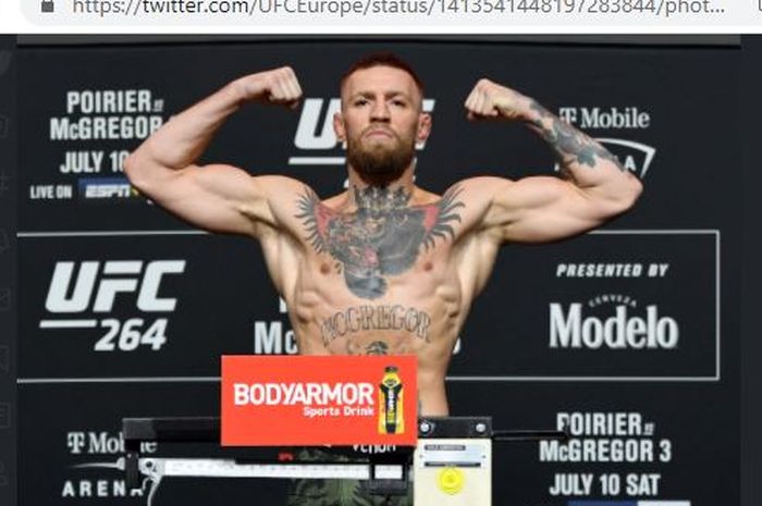 Petarung kelas ringan UFC, Conor McGregor, saat melakoni proses timbang badan UFC 264.
