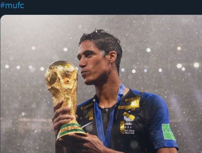 Raphael Varane mencium trofi Piala Dunia 2018 setelah juara bersama timnas Prancis.