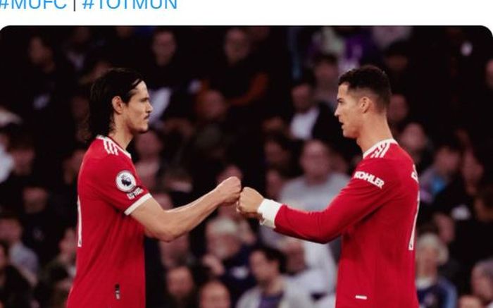 Edinson Cavani dan Cristiano Ronaldo saat sama-sama masih membela Manchester United pada musim 2021-2022.