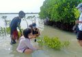 World Cleanup Day 2020: Anak Muda Contohi Pungut Sampah dan Tanam Mangrove di Pulau Pramuka