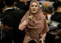 Jadi Anggota Dewan dan Hadiri Rapat Bergengsi, Penampilan Modis Mulan Jameela Justru Kena Nyinyir Netizen: Ke DPR Kayak Mau Piknik!