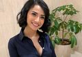 Jadi Bumil, Tampilan Seksi Vanessa Angel Pakai Setelan Aksen Lipit dan Dalaman Super Ketat Justru Curi Perhatian!