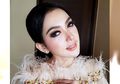 Tunjukkan Kaki yang Cedera, Syahrini Pakai Sandal Jepit Harga Fantastis yang Mencuri Perhatian!