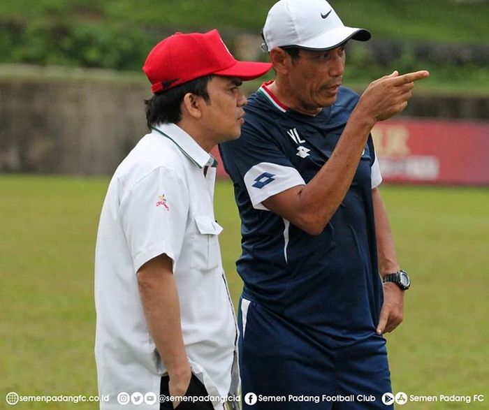 CEO PT Kabau Sirah Semen Padang (KSSP), Hasfi Rafiq, bersama pelatih Semen Padang, Weliansyah, saat mengikuti sesi latihan tim menjelang laga kontra Persebaya Surabaya pada pekan ke-11 Liga 1 2019.
