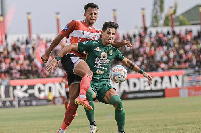 Suasana pertandingan antara Persebaya Surabaya melawan Madura United di Stadion Gelora Bangkalan, Madura, Minggu (17/9/2023).