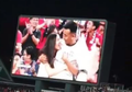 Cewek Ini Lamar Cowoknya di Hadapan 50 Ribu Orang Saat MU vs Inter Milan