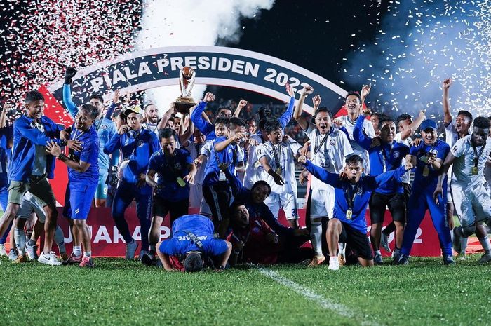 Suasana perayaan gelar juara Piala Presiden 2022 oleh Arema FC di Stadion Segiri, Samarinda, pada Minggu (17/7/2022)