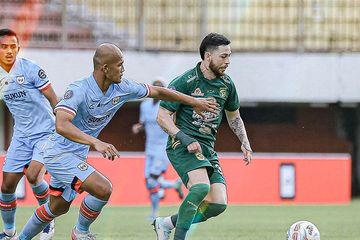 Aksi pemain baru Persebaya Surabaya, Robson Duarte, saat melawan RANS Nusantara FC pada pekan ke-21 Liga 1 2023/2024.