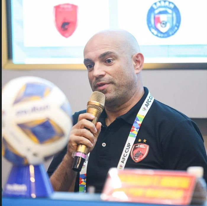 Pelatih PSM Makassar, Bernardo Tavares, pada sesi jumpa pers jelang laga melawan Hai Phong FC, pada ajang Piala AFC 2023/2024, Rabu (20/9/2023).