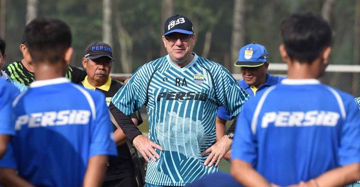 Pelatih Persib Bandung, Robert Rene Alberts, punya sosok rujukan untuk menghindari hoaks berita Covid-19.