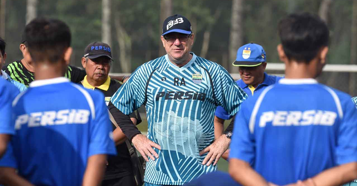 Cara Pelatih Persib Bandung Menjaga Program Latihan Mandiri di Tengah Pandemi