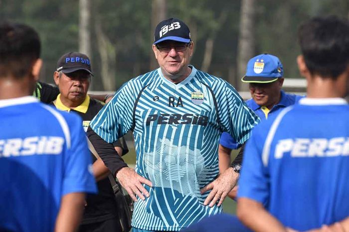 Pelatih Persib Bandung, Robert Rene Alberts, punya sosok rujukan untuk menghindari hoaks berita Covid-19.