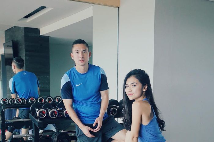 Kim Jeffrey Kurniawan (kiri) dan Elisabeth Novia Makalew olahraga bersama.