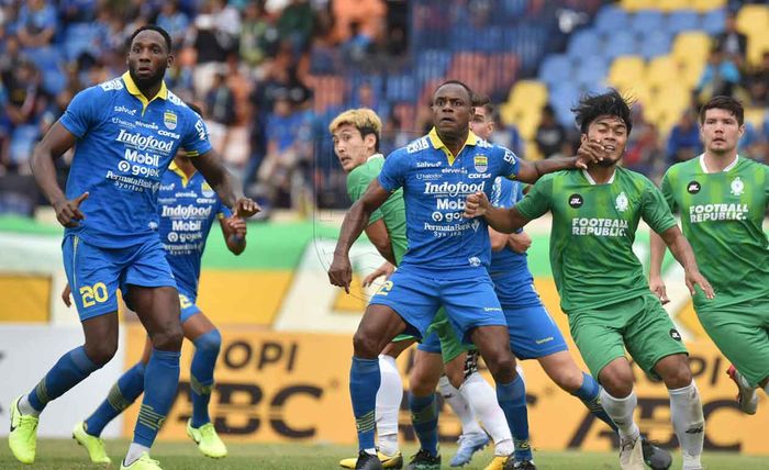 Bek Persib Bandung, Victor Igbonefo, membela timnya saat laga uji coba melawan Melaka United di Stadion Si Jalak Harupat, Bandung, 1 Februari 2020.