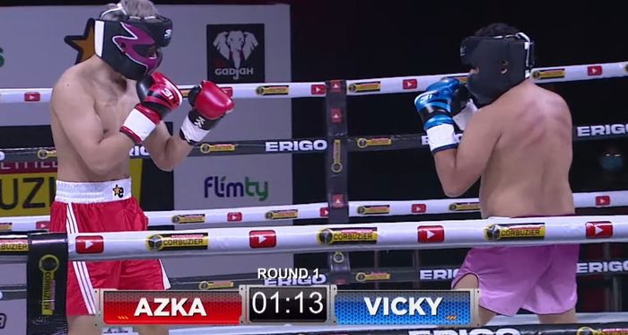 Duel tinju antara Azka Corbuzier dan Vicky Prasetyo. YouTube Deddy Corbuzier
