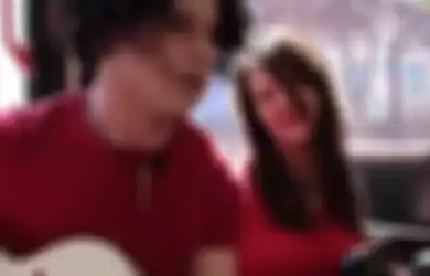Jack and Meg White giving an impromptu concert to fans on a bus in Winnipeg, MB (02/07/2007).