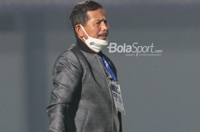 Pelatih Barito Putera, Djadjang Nurdjaman, sedang memantau para pemainnya saat melawan Persib Bandung dalam pekan pertama Liga 1 2021 di Stadion Indomilk Arena, Tangerang, Banten, 4 September 2021.