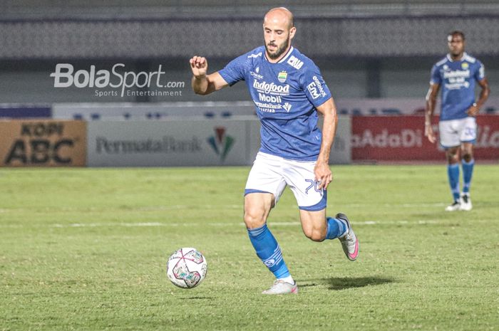 Gelandang Persib Bandung, Mohammed Rashid, sedang menguasai bola dalam laga pekan keempat Liga 1 2021 di Stadion Indomilk Arena, Tangerang, Banten, 23 September 2021.