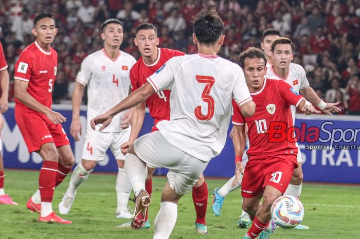 Egy Maulana Vikri (kanan) tampak akan menendang bola dalam laga grup F babak Kualifikasi Piala Dunia 2026 antara timnas Indonesia versus timnas Vietnam di Stadion Utama Gelora Bung Karno, Senayan, Jakarta, Kamis (21/3/2024).