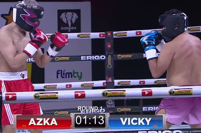 Duel tinju antara Azka Corbuzier dan Vicky Prasetyo, Vicky tampak habis kerokan.