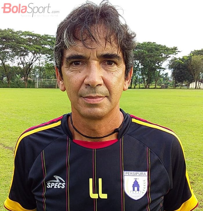 Pelatih Persipura Jayapura, Luciano Leandro, saat ditemui tim BolaSport.com di Lapangan Demon, Kota Magelang, Jawa Tengah, Jumat (8/3/2019).