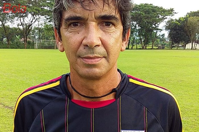 Pelatih Persipura Jayapura, Luciano Leandro, saat ditemui tim BolaSport.com di Lapangan Demon, Kota Magelang, Jawa Tengah, Jumat (8/3/2019).