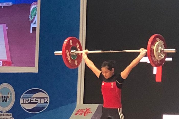 Lifter putri Indonesia, Windy Cantika Aisah, pada Kejuaraan Angkat Besi Junior Asia 2020 di Iran, Jumat (14/2/2020).