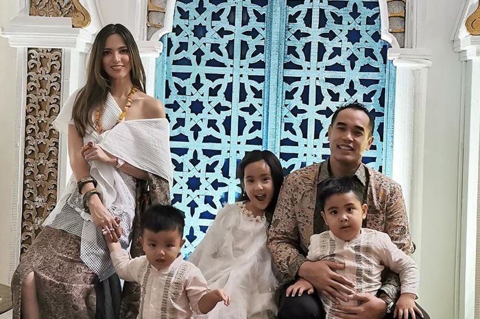 Nia Ramadhani dan keluarga