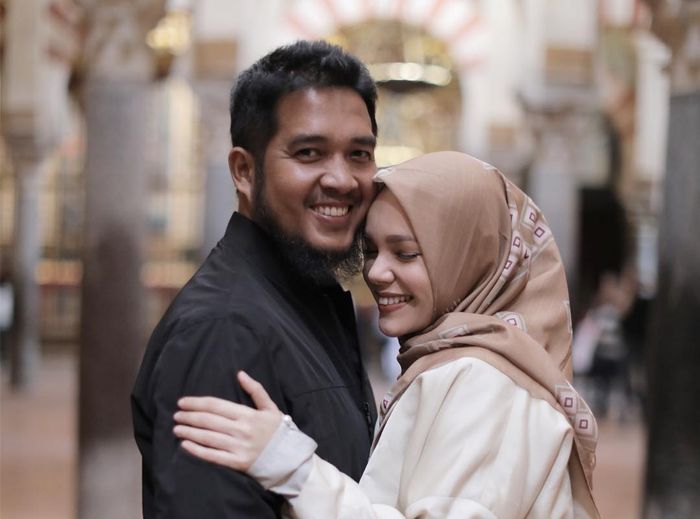 Potret romantis Dewi Sandra dengan sang suami