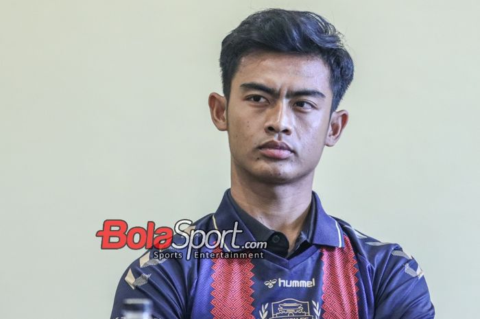 Pemain baru Suwon FC, Pratama Arhan, sedang memberikan keterangan kepada awak media di Hotel Sultan, Senayan, Jakarta, Kamis (15/2/2024).