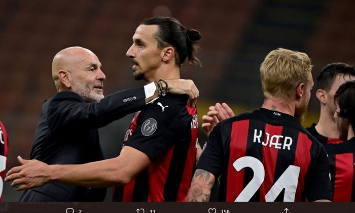 Momen Stefano Pioli memeluk Zlatan Ibrahimovic setelah AC Milan menyelesaikan satu pertandingan di Liga Italia 2020-2021.