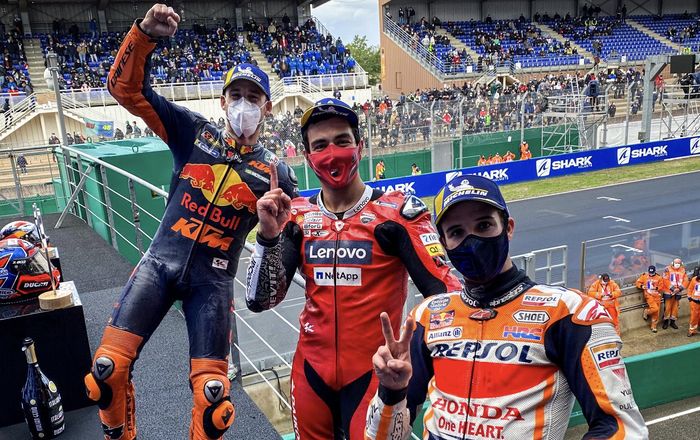 Para pembalap penghuni podium, Pol Espargaro (kiri), Danilo Petrucci, dan Alex Marquez, berpose di atas podium MotoGP Prancis 2020.