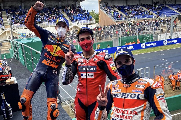 Para pembalap penghuni podium, Pol Espargaro (kiri), Danilo Petrucci, dan Alex Marquez, berpose di atas podium MotoGP Prancis 2020.