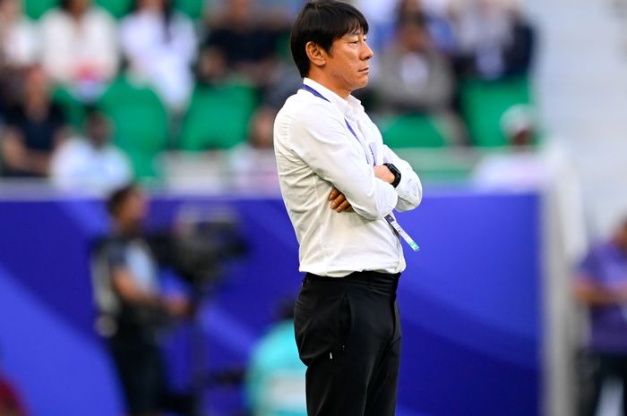 Pelatih timnas Indonesia Shin Tae-yong saat laga antara skuad Garuda melawan Jepang dalam laga terakhir Grup D Piala Asia 2023, di Stadion Al Thumama, Doha, Rabu (24/1/2024).