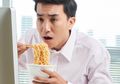 5 Cara Mengatasi Kecanduan Mi Instan yang tinggi kalori, lemak, garam