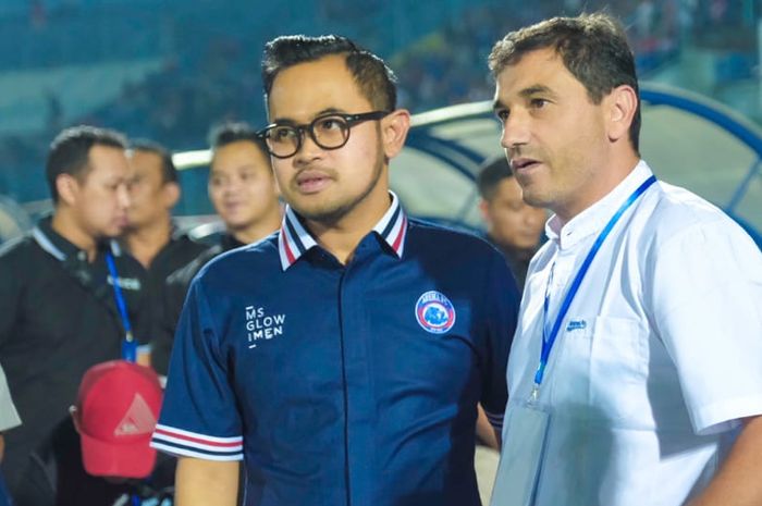 Presiden Arema FC, Gilang Widya Pramana dan pelatih Eduardo Almeida