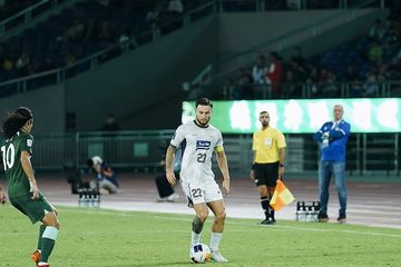 Aksi Marc Klok saat Persib Bandung menghadapi Zhejiang FC pada AFC Champions League Two di Yellow Dragon Sport Center, Kamis (3/10/2024)