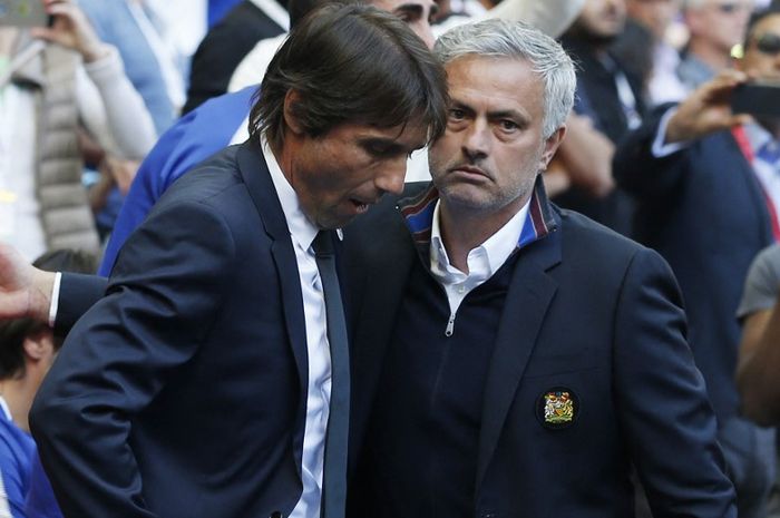 Antonio Conte (kiri) dan Jose Mourinho saat bertemu dalam duel di Wembley, London (19/5/2018). Conte kini menyusul Mourinho sebagai pelatih yang dipecat Tottenham Hotspur (26/3/2023).