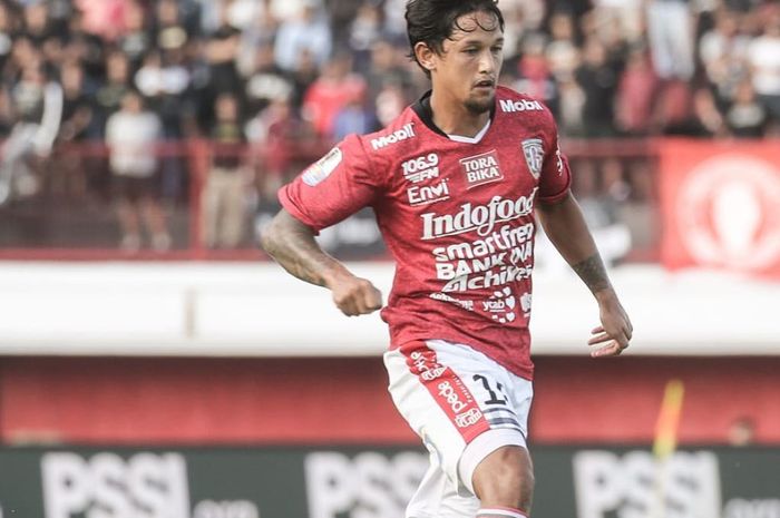 Aksi winger Bali United, Irfan Bachdim, saat membela timnya melawan Persija Jakarta pada leg pertama delapan besar Piala Indonesia 2018.